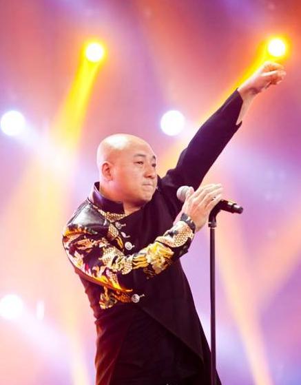 周晓鸥和吴京是发小真的吗？他曾出演吴京战(吴燕和吴京关系)