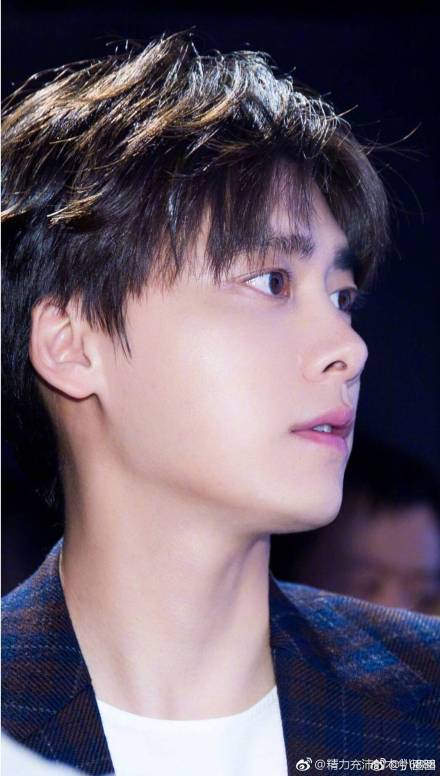 李易峰鼻子整容过？李易峰的鼻子算塌嘛