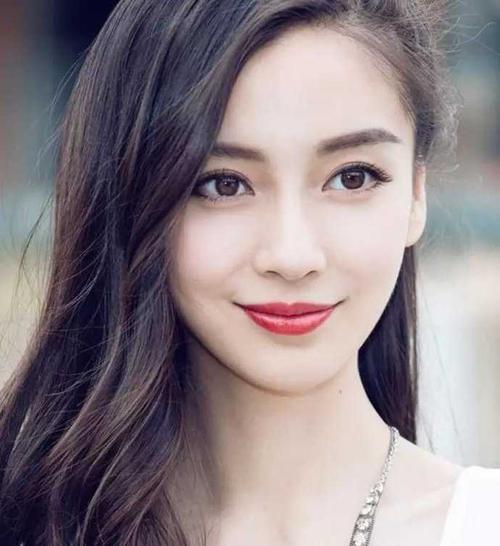 艾米丽克拉克，艾米莉亚克拉克笑(艾米莉亚·克拉克表情)