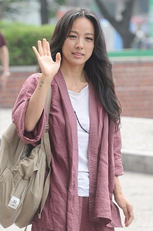 李孝利前男友,崔胜贤亲李孝利(李孝利金贤重)