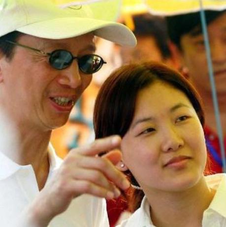 伏明霞老公，伏明霞第一任老公是谁(伏明霞老公简介)