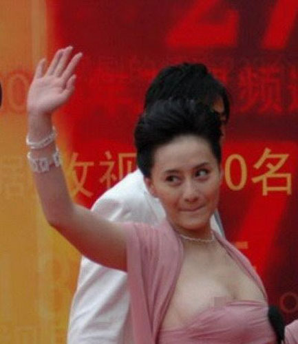 女星走红毯斗艳太凶(胸)猛 女星走红毯斗艳太凶(胸)猛