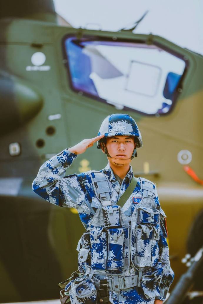 女星走红毯斗艳太凶(胸)猛 女星走红毯斗艳太凶(胸)猛