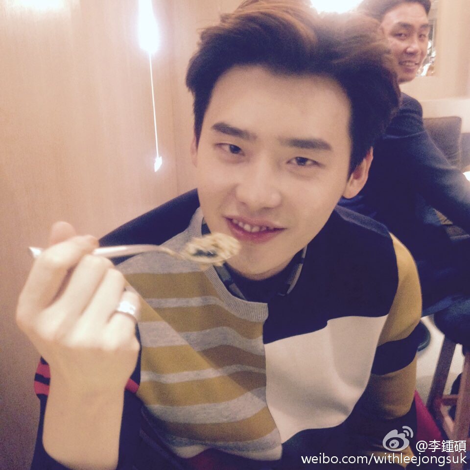 李钟硕为什么总戴尾戒(李钟硕戴手铐)