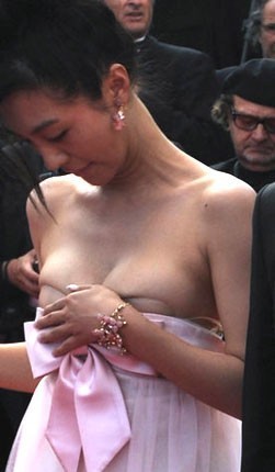 女星走红毯斗艳太凶(胸)猛 女星走红毯斗艳太凶(胸)猛