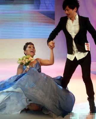 女星走红毯斗艳太凶(胸)猛 女星走红毯斗艳太凶(胸)猛