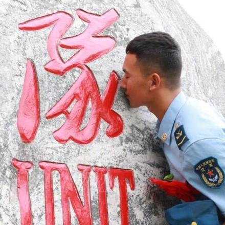 女星走红毯斗艳太凶(胸)猛 女星走红毯斗艳太凶(胸)猛