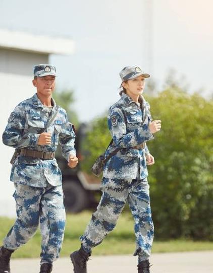 女星走红毯斗艳太凶(胸)猛 女星走红毯斗艳太凶(胸)猛