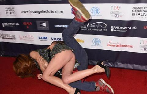 女星走红毯斗艳太凶(胸)猛 女星走红毯斗艳太凶(胸)猛