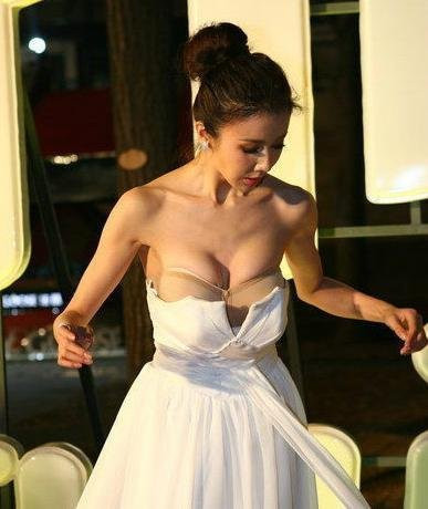 女星走红毯斗艳太凶(胸)猛 女星走红毯斗艳太凶(胸)猛