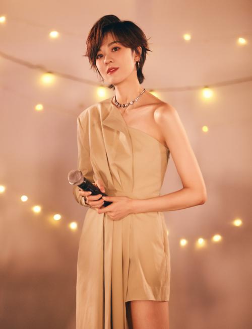 郁可唯照片,李斯丹妮孟佳(孟佳郁可唯合影照片)