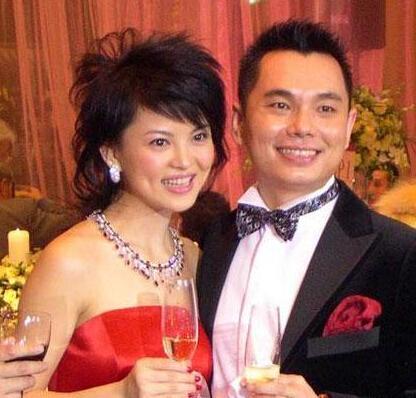 李湘离婚原因，何炅一家三口照(李湘为什么和何炅分手)