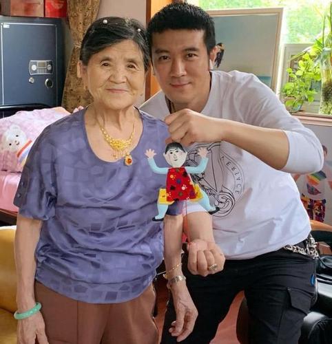 杨子妈妈家是干什么的，黄圣依面相(黄圣依婆婆多大生的杨子)