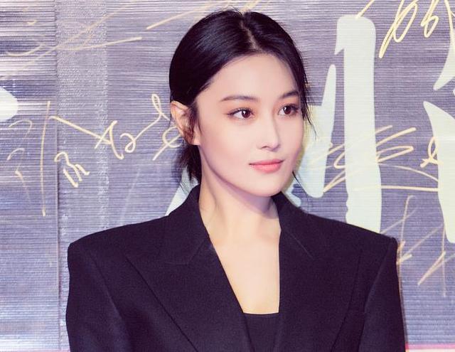 张馨予坐台，演员贡米(张馨予走戛纳红毯)