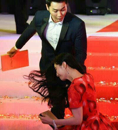 范冰冰走红毯尴尬走光图片(范冰冰最新走红毯被赶)