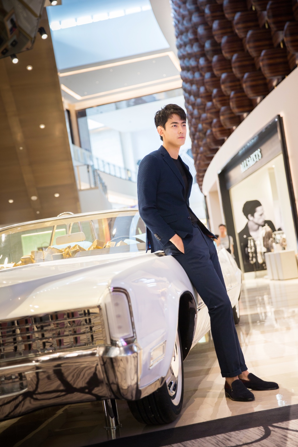 纪凌尘家里很穷吗为什么要养全家