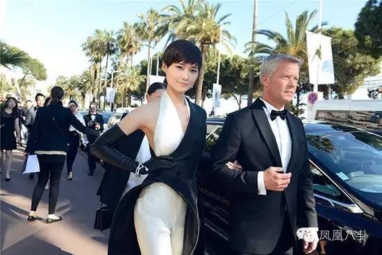 罕见李宇春长发女装照片(李宇春裙装照片)