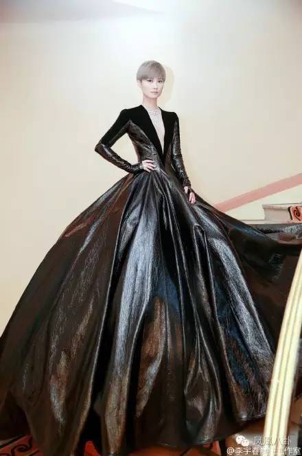 罕见李宇春长发女装照片(李宇春裙装照片)