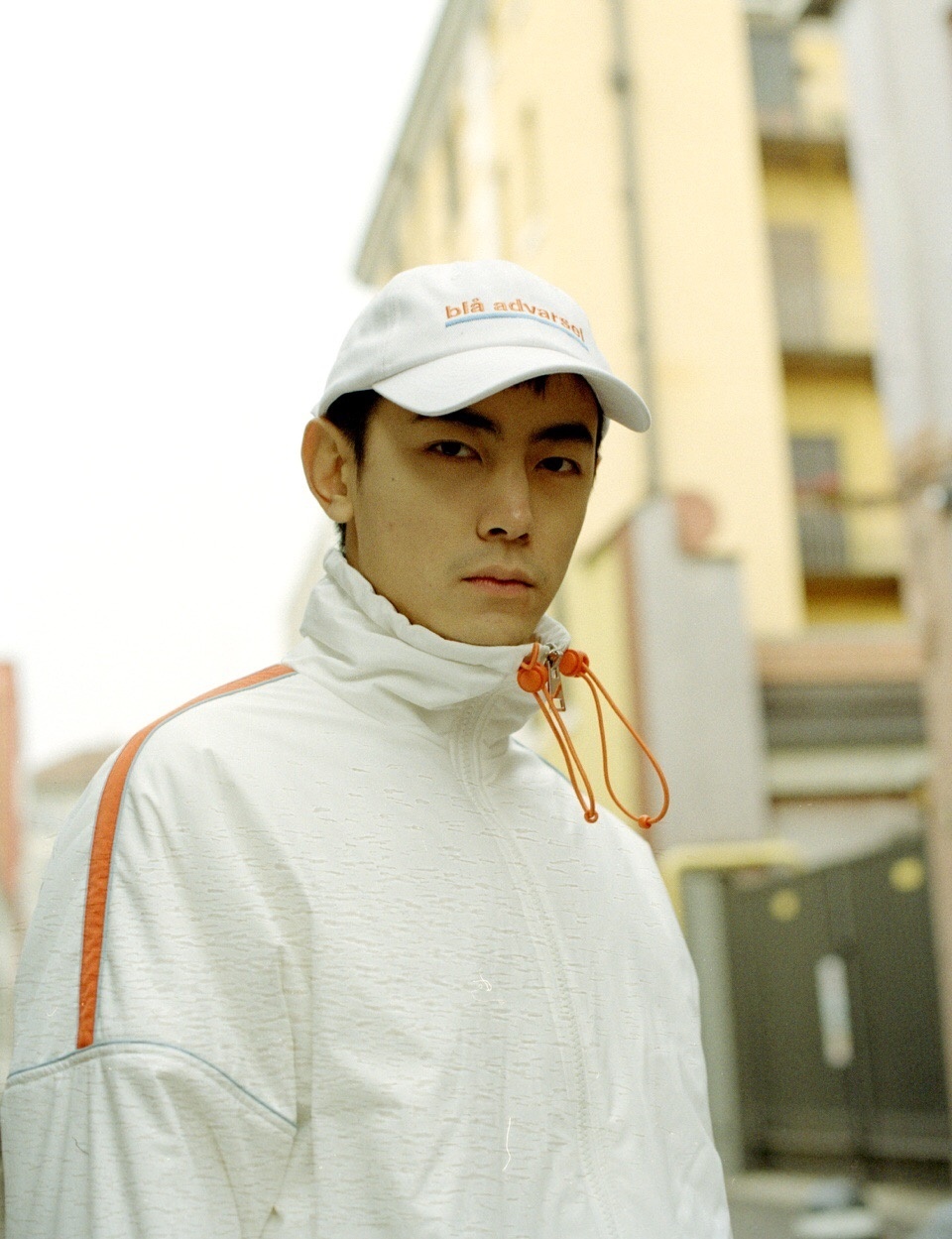 纪凌尘家里很穷吗为什么要养全家