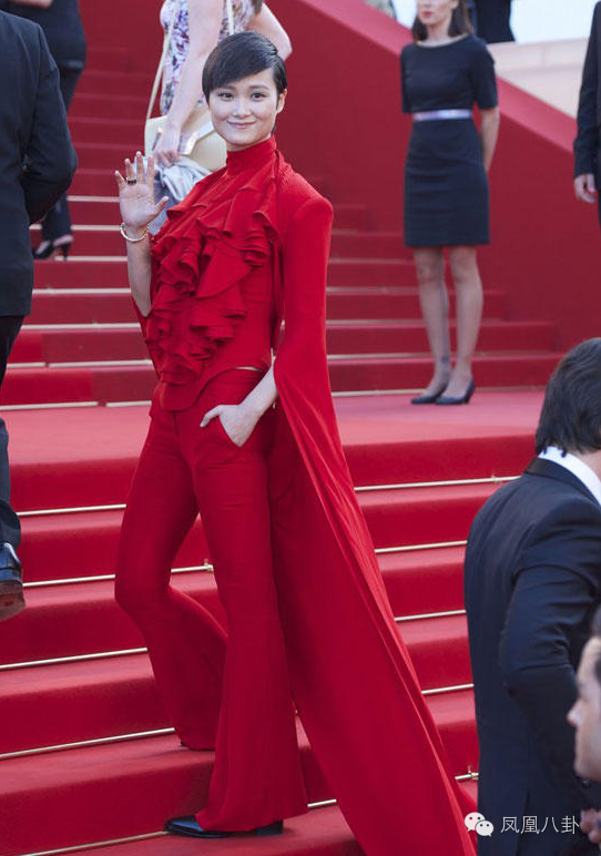 罕见李宇春长发女装照片(李宇春裙装照片)