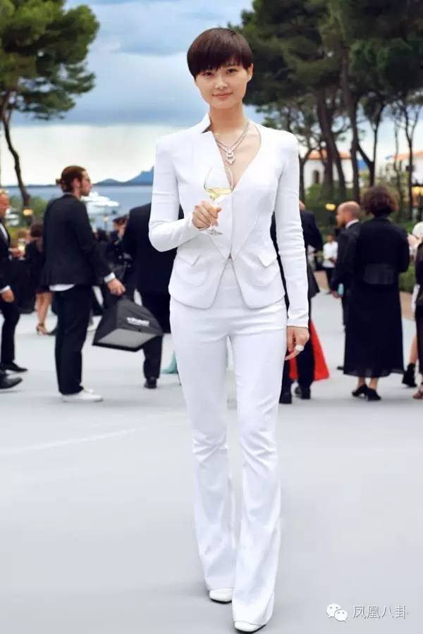 罕见李宇春长发女装照片(李宇春裙装照片)