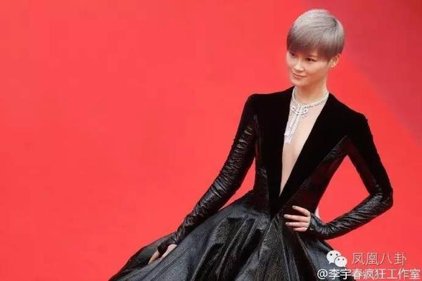 罕见李宇春长发女装照片(李宇春裙装照片)