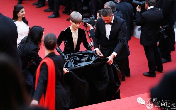 罕见李宇春长发女装照片(李宇春裙装照片)