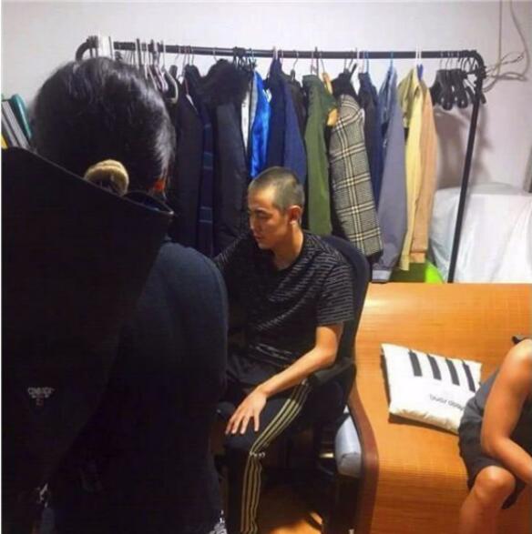 纪凌尘家里很穷吗为什么要养全家