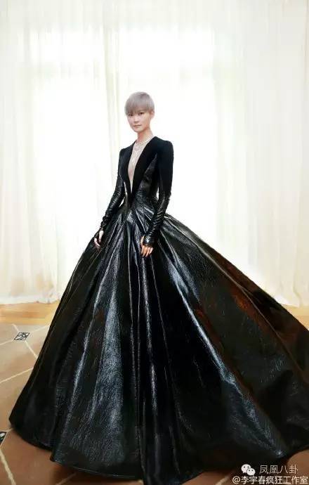 罕见李宇春长发女装照片(李宇春裙装照片)
