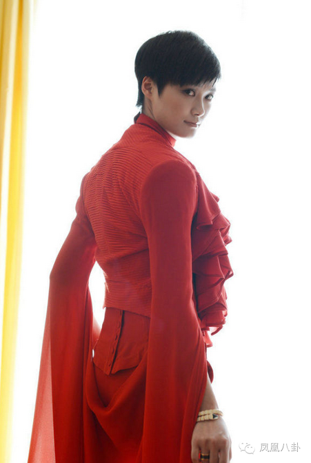 罕见李宇春长发女装照片(李宇春裙装照片)