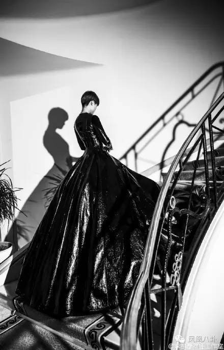 罕见李宇春长发女装照片(李宇春裙装照片)