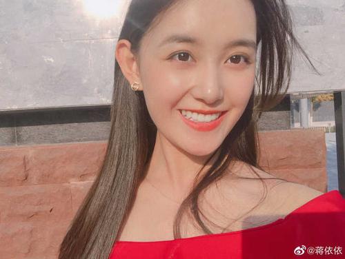 蒋依依图片，95后小花(蒋依依近照)