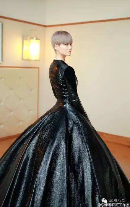 罕见李宇春长发女装照片(李宇春裙装照片)