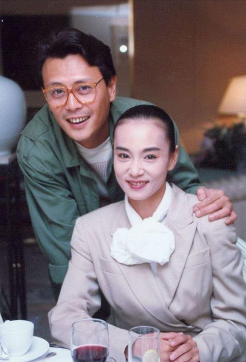 刘雪华丈夫，刘雪华一家四口人照片(刘雪华的丈夫叫什么名)