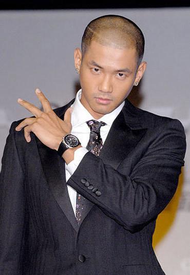 易建联老婆荆灵丰乳翘臀性感照片(易建联老婆图片荆灵身高)