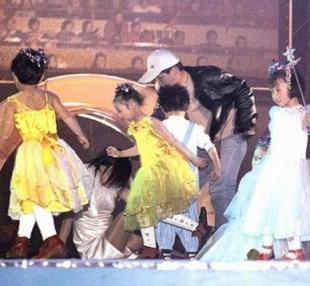 赵薇被泼粪，赵薇被约谈视频(给赵薇泼粪)