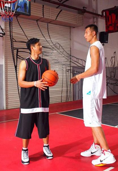 易建联老婆荆灵丰乳翘臀性感照片(易建联老婆图片荆灵身高)