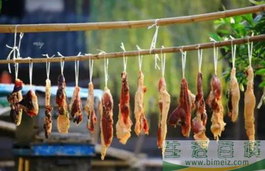 腊肉要晒多长时间,腊肉晒出油还要再晒吗(腊肉晒好后很多油怎么保存)