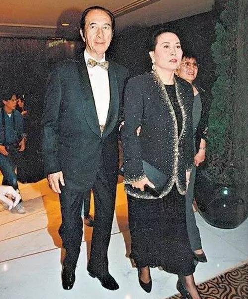 何超琼有孩子吗，陈百强喜欢翁静晶(何超琼结婚时陈百强)