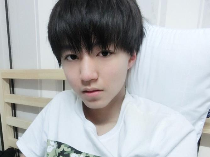 王俊凯整容前后照片，怎么变成王俊(王俊凯整过容吗?)