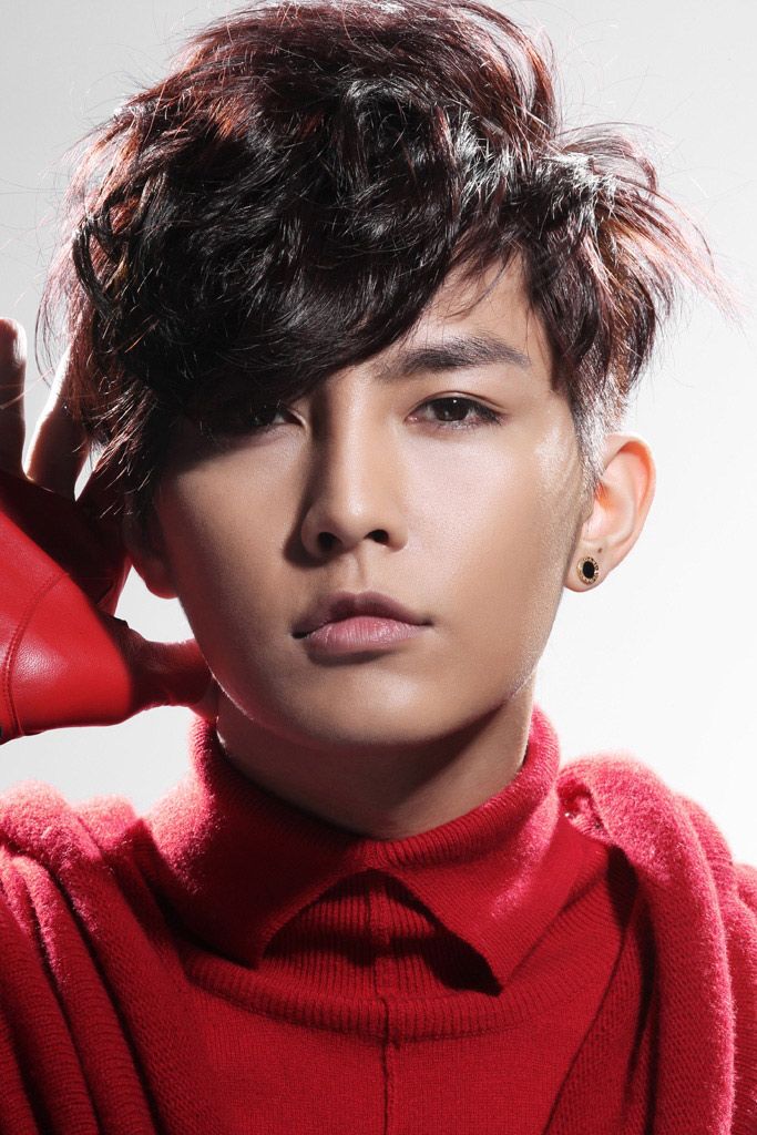 炎亚纶整容前后对比照片(炎亚纶什么脸型)