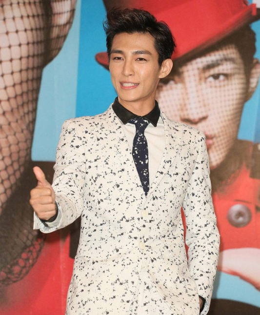 炎亚纶整容前后对比照片(炎亚纶什么脸型)