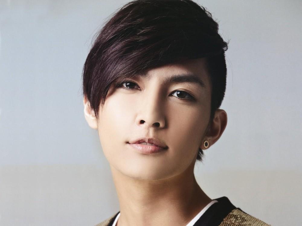 炎亚纶整容前后对比照片(炎亚纶什么脸型)