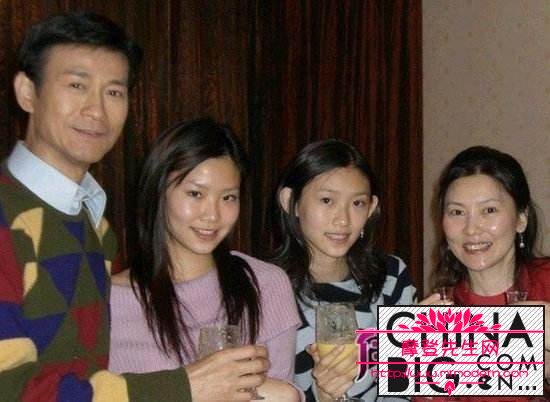 郑少秋总共有几个孩子？郑少秋是不是秃顶站(郑少秋是秃子吗)