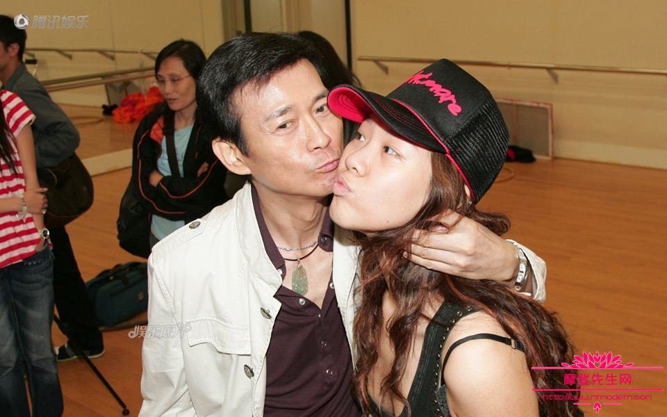 郑少秋总共有几个孩子？郑少秋是不是秃顶站(郑少秋是秃子吗)