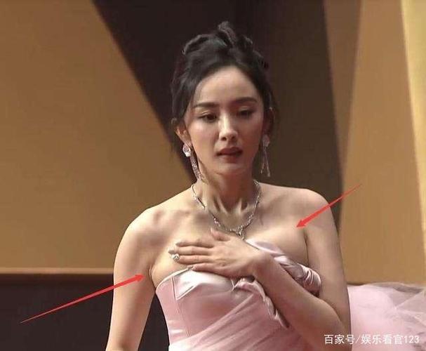 杨幂的胸为什么变这么大了，胸怎么