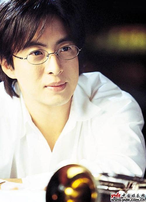 裴勇俊资料，裴勇俊一家三口近照(裴勇俊 近照)