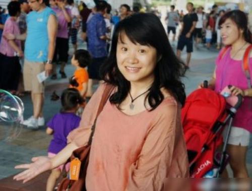 蒋依依父母，长得像父亲的(蒋依依的家境)