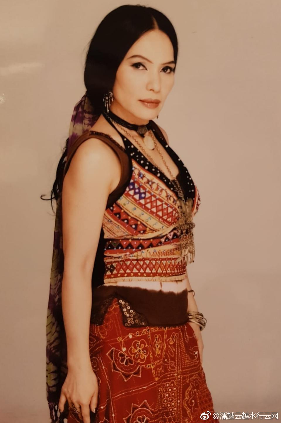 潘越云的右手怎么了是假手吗