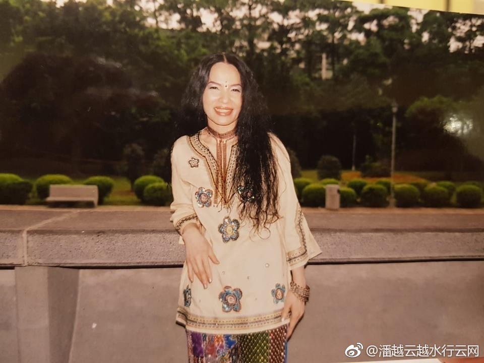 潘越云的右手怎么了是假手吗